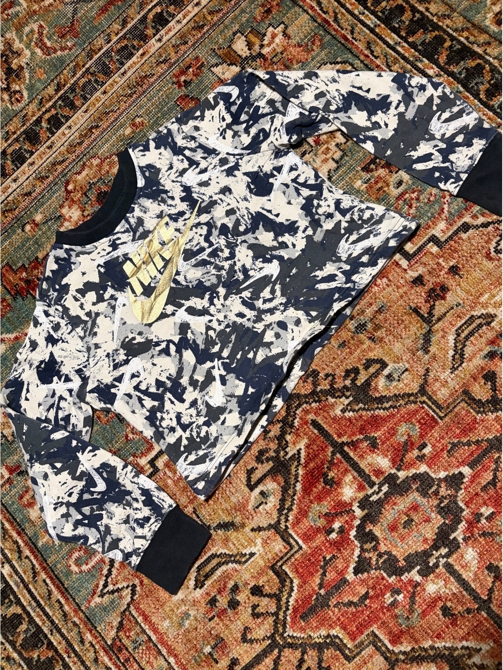 Nike Standard Fit Medium Crewneck Sweatshirt with Abstract Print